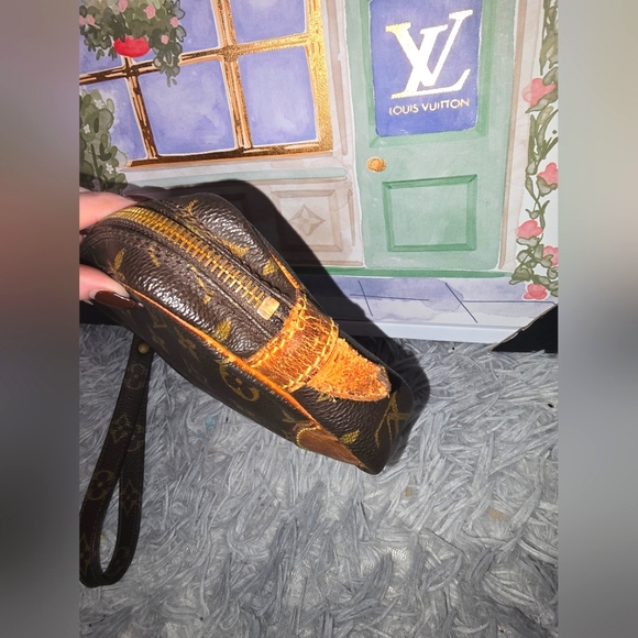 Louis Vuitton Signiture Monogram Vintage Wristlet/Clutch (EUC)(SEE PICS)(COA) - Picture 3 of 10